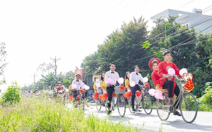 Những màn đón dâu “chất” nhất Việt Nam: Xe công nông, đầu kéo có đủ