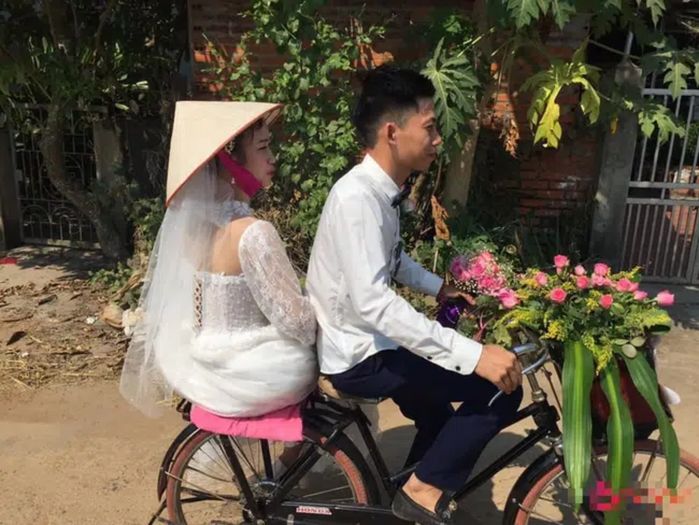 Những màn đón dâu “chất” nhất Việt Nam: Xe công nông, đầu kéo có đủ