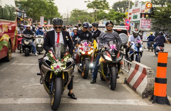 Những màn đón dâu “chất” nhất Việt Nam: Xe công nông, đầu kéo có đủ