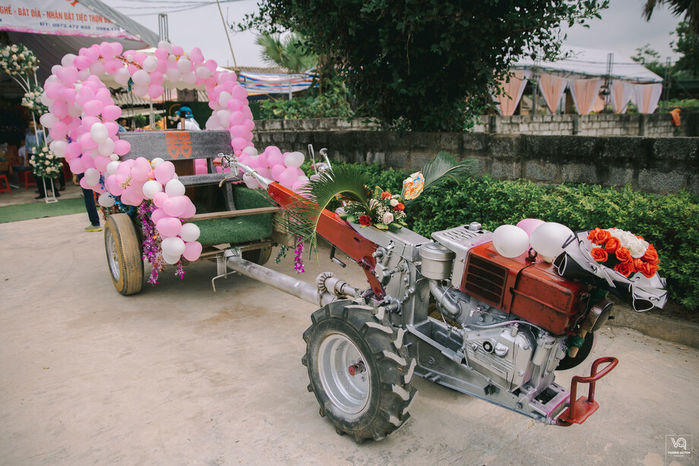 Những màn đón dâu “chất” nhất Việt Nam: Xe công nông, đầu kéo có đủ