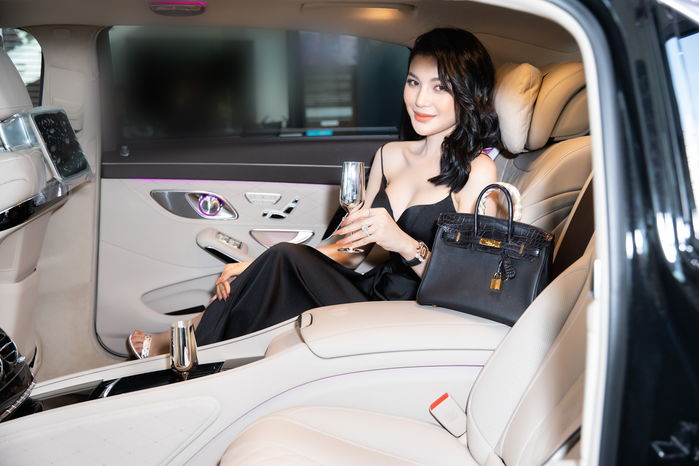 Nữ ca sĩ có tuổi thơ bất hạnh, từng bị nhà nội hắt hủi nay sắm xe 8 tỷ
