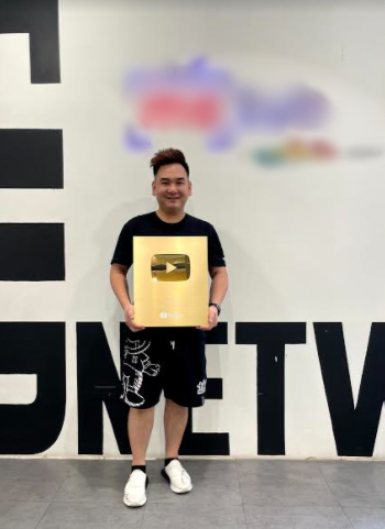 Nút vàng youtube về tay streamer giàu nhất Việt Nam - Xemesis
