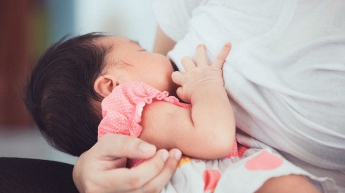Làm giả sữa mẹ từ sữa đặc thêm vani mang bán, bé sơ sinh bị ngộ độc