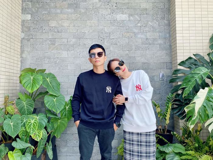Phan Hiển - Khánh Thi diện đồ đôi hậu ồn ào úp bánh kem vào mặt