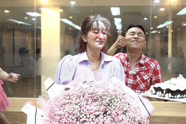 Phan Hiển - Khánh Thi diện đồ đôi hậu ồn ào úp bánh kem vào mặt