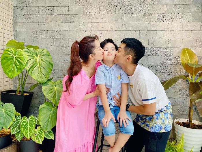 Phan Hiển - Khánh Thi diện đồ đôi hậu ồn ào úp bánh kem vào mặt