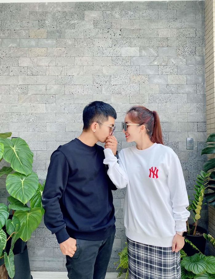 Phan Hiển - Khánh Thi diện đồ đôi hậu ồn ào úp bánh kem vào mặt