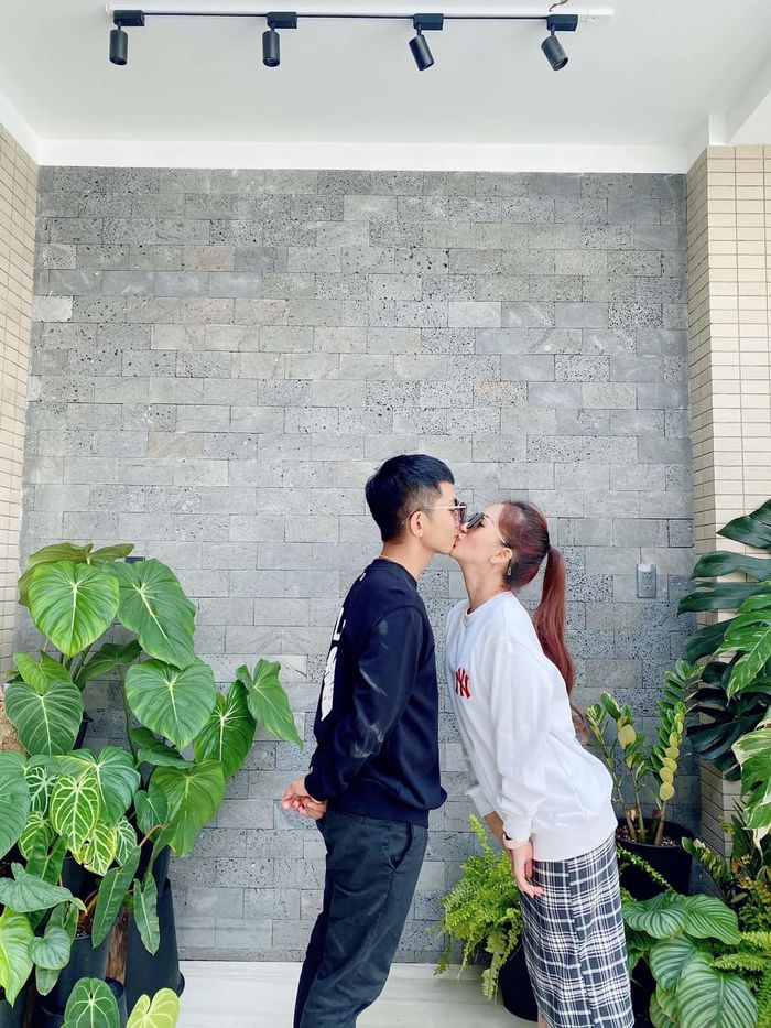 Phan Hiển - Khánh Thi diện đồ đôi hậu ồn ào úp bánh kem vào mặt