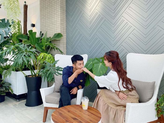 Phan Hiển - Khánh Thi diện đồ đôi hậu ồn ào úp bánh kem vào mặt