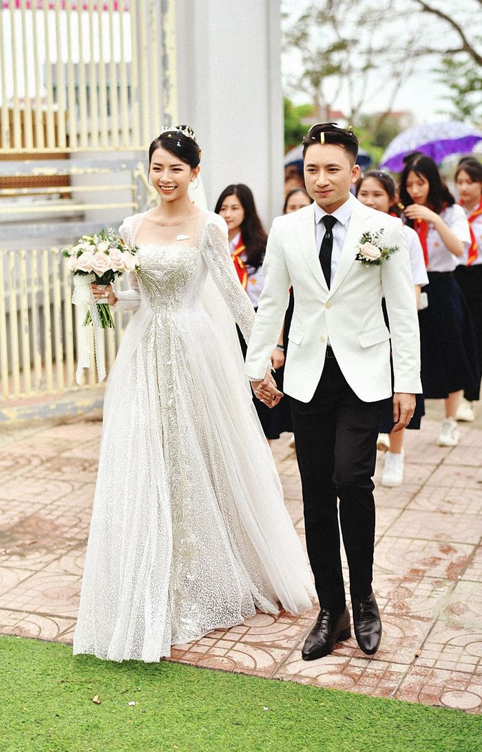 Vợ Phan Mạnh Quỳnh diện váy cưới hơn 87 triệu đồng  Ngôi sao