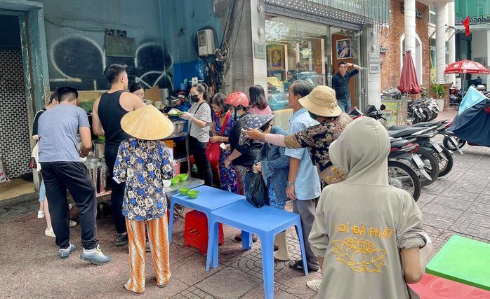Quán cơm từ thiện 2k giữa trung tâm TP.HCM: SG khen bao giờ cho đủ