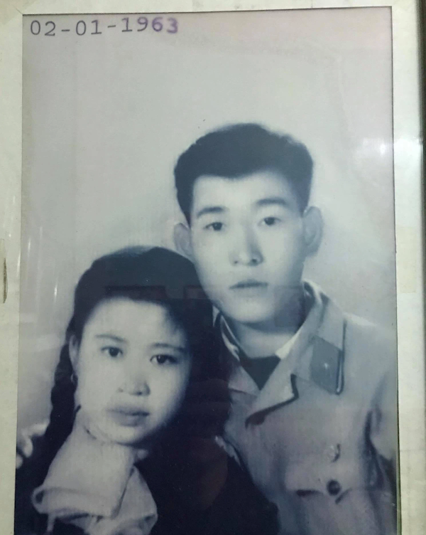 Vợ chồng U90 nắm tay đi làm CCCD: Ngưỡng mộ tình yêu hơn nửa thập kỉ