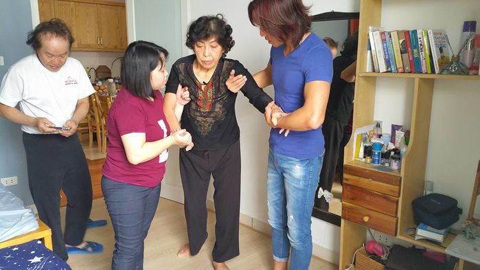 Sao Việt gửi hoa viếng mẹ chồng Việt Hương