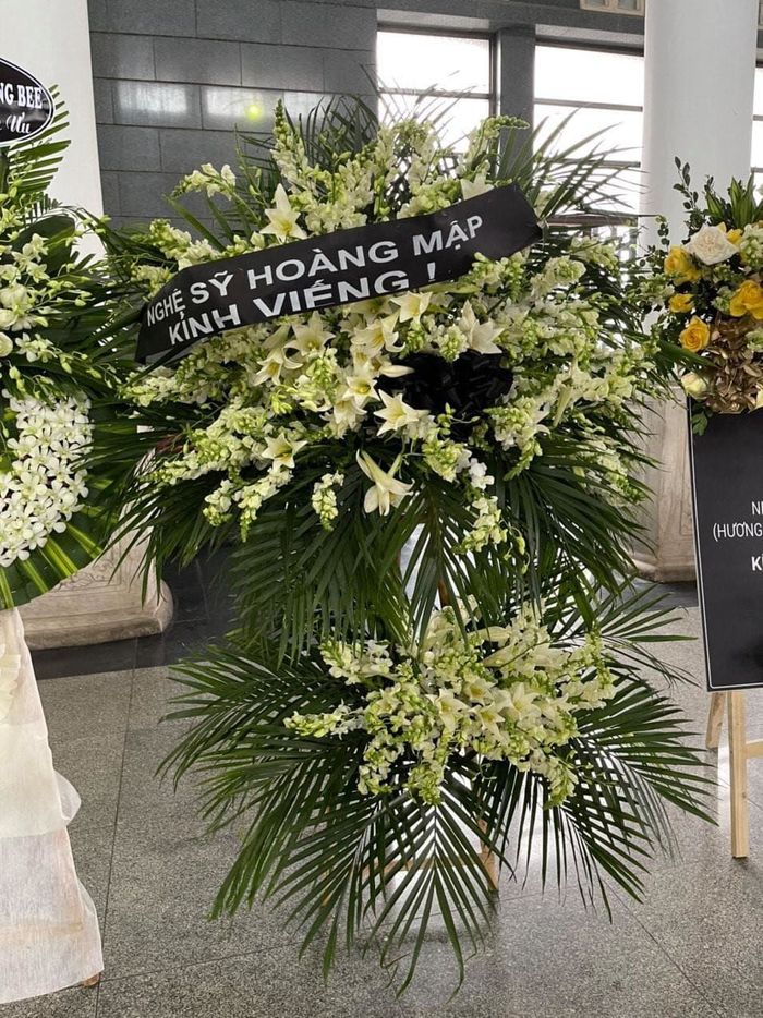 Sao Việt gửi hoa viếng mẹ chồng Việt Hương