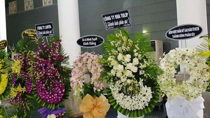 Sao Việt gửi hoa viếng mẹ chồng Việt Hương