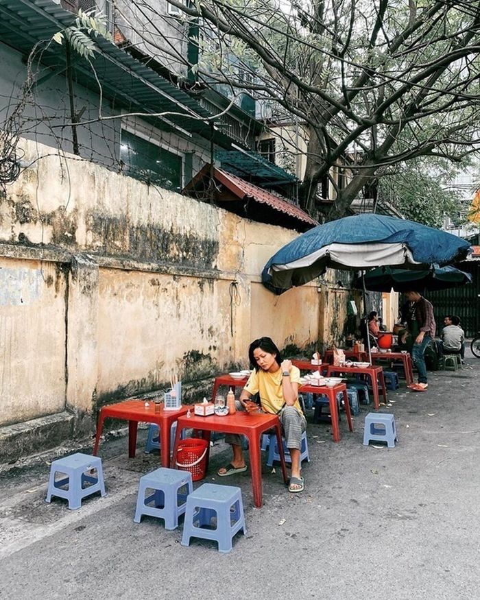 Sao Việt lê la quán vỉa hè: Người được khen xinh, người gây tranh cãi