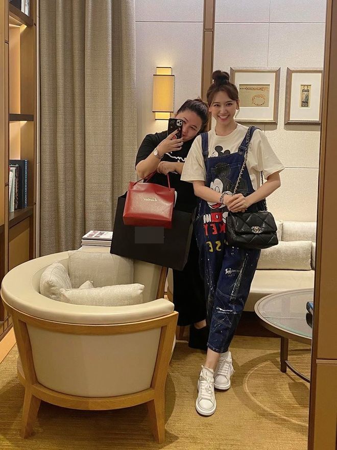 Sao Việt tặng quà khủng cho người làm: Ngọc Trinh, Việt Hương mua ô tô