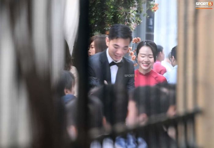 Sao Việt thuê vệ sĩ che chắn trong ngày vui