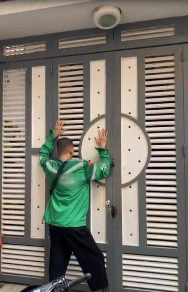 Shipper tâm lý mua cả BVS tặng khách hàng nữ chỉ vì nghe giọng hay cáu
