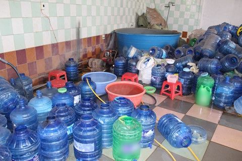 Nước đóng bình 20 lít 15k: Rẻ, tiện lợi nhưng mầm bệnh đầy người