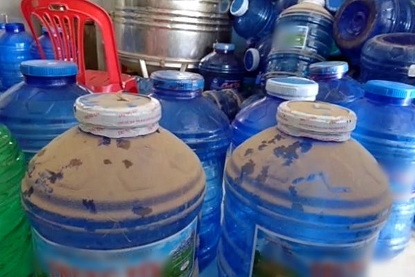 Nước đóng bình 20 lít 15k: Rẻ, tiện lợi nhưng mầm bệnh đầy người