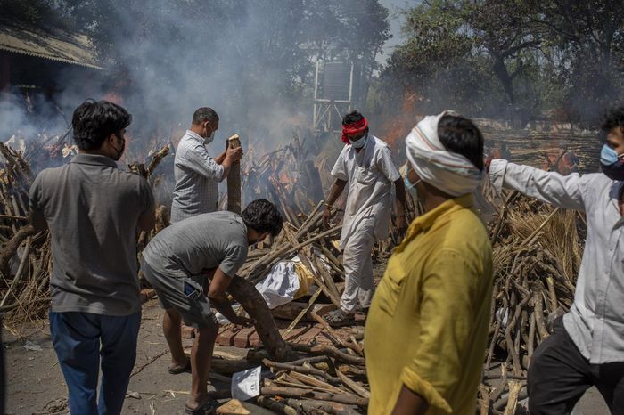 Ấn Độ phải chặt cây trong công viên để hỏa táng bệnh nhân Covid-19