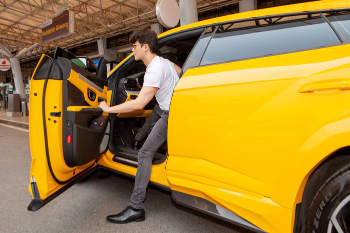 Nathan Lee đi siêu xe 30 tỷ ra sân bay