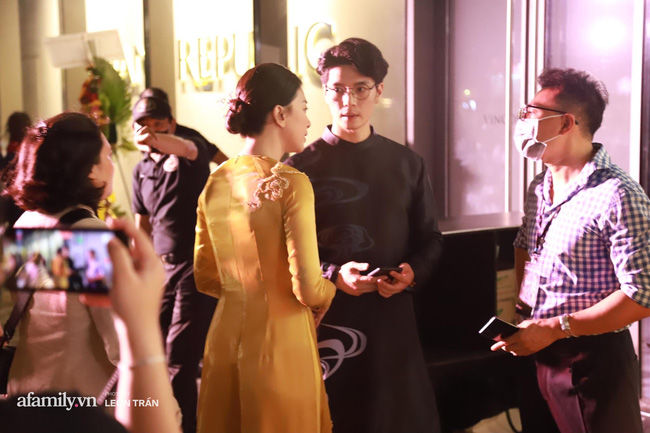 Tình trẻ kém 11 tuổi đến ủng hộ Ngô Thanh Vân: họ đã công khai rồi này