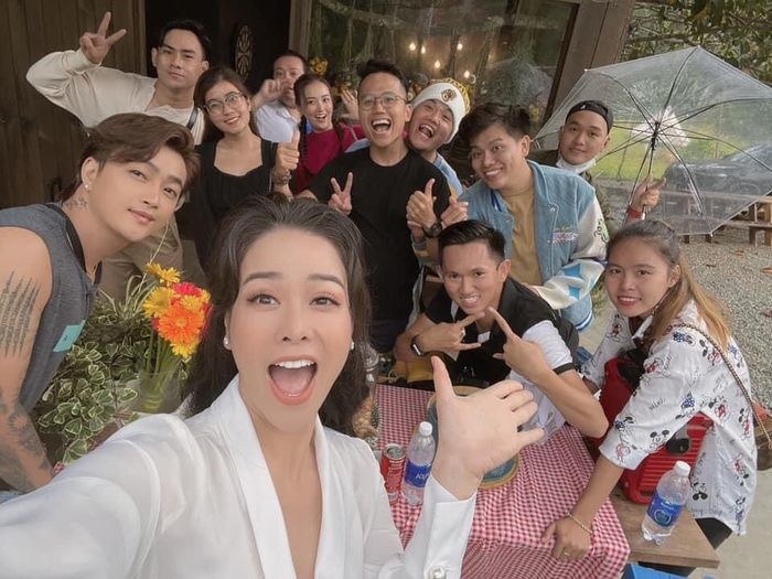 Titi lại tháp tùng Nhật Kim Anh đi quay MV