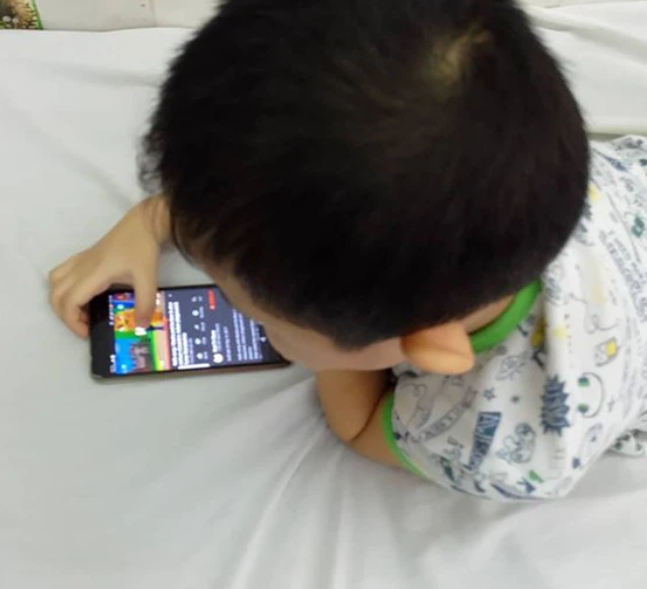 Trẻ dưới 6 tuổi xem điện thoại hơn 1 giờ/ngày dễ tăng động, giảm chú ý