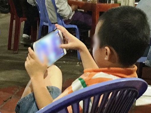 Trẻ dưới 6 tuổi xem điện thoại hơn 1 giờ/ngày dễ tăng động, giảm chú ý