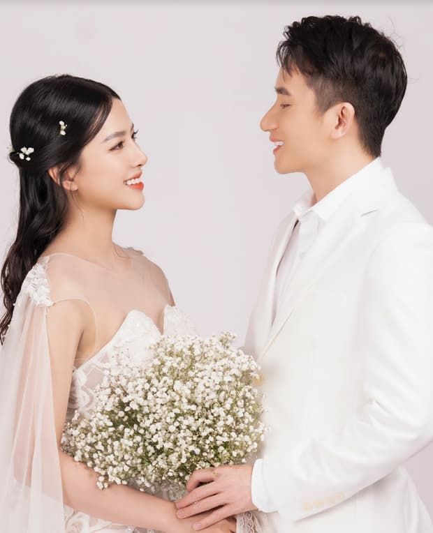 Trọn bộ ảnh cưới siêu lãng mạn của vợ chồng Phan Mạnh Quỳnh