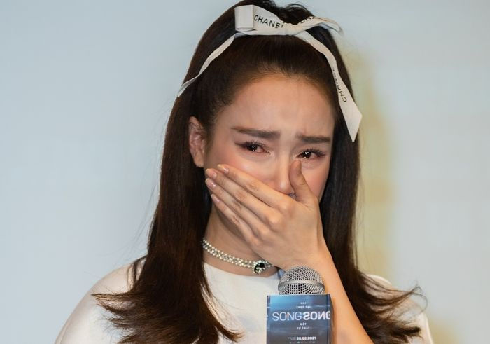 Trường Giang bảo vệ Nhã Phương giữa drama bệnh ngôi sao