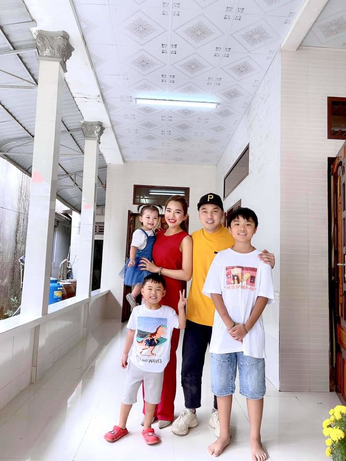 Ưng Hoàng Phúc chiều vợ siêu mẫu như bà hoàng