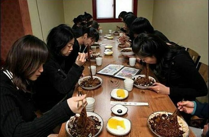 Valentine đen 14/4: ăn mì tương đen sẽ có người yêu sau 1 tháng?