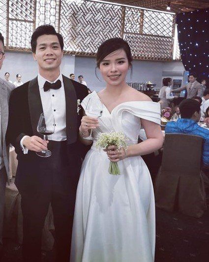 Vợ Công Phượng gương mặt mũm mĩm, vòng 2 lùm lùm như mang bầu