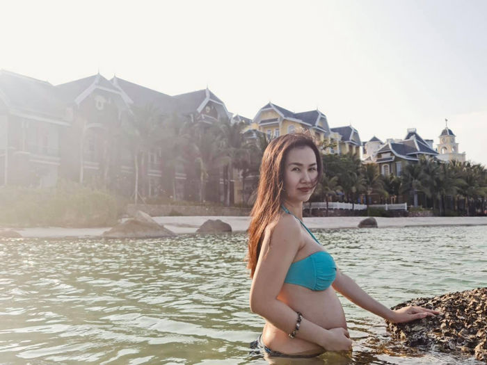 Võ Hạ Trâm diện bikini thả dáng trên biển ở tháng thứ 6 thai kỳ
