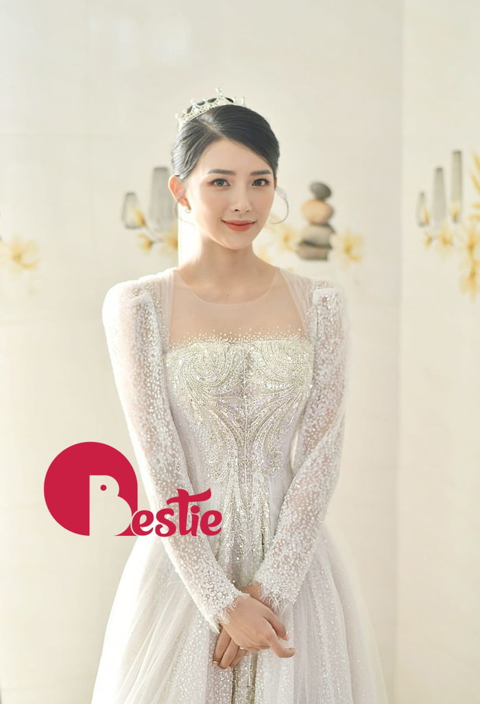 Vợ Phan Mạnh Quỳnh diện váy cưới 10.000 viên pha lê trong lễ đón dâu