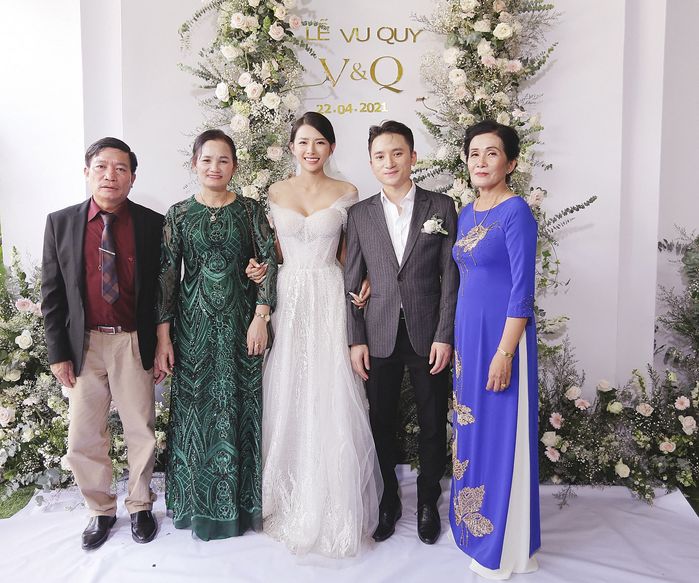 Vợ Phan Mạnh Quỳnh xinh đẹp như nàng thơ trong lễ cưới ở Nha Trang