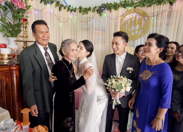 Vợ Phan Mạnh Quỳnh xinh đẹp như nàng thơ trong lễ cưới ở Nha Trang