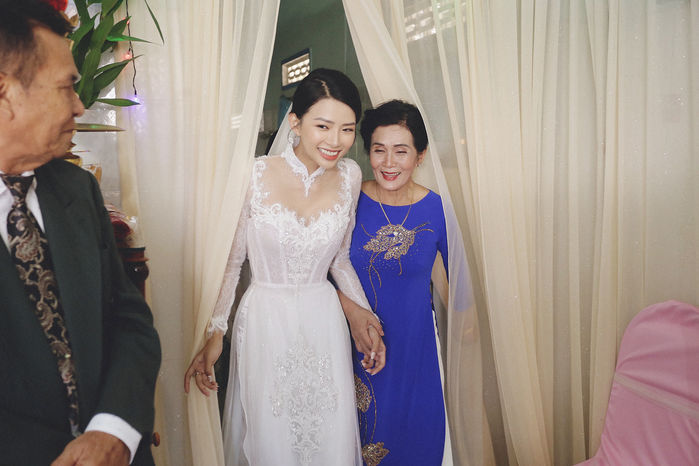 Vợ Phan Mạnh Quỳnh xinh đẹp như nàng thơ trong lễ cưới ở Nha Trang