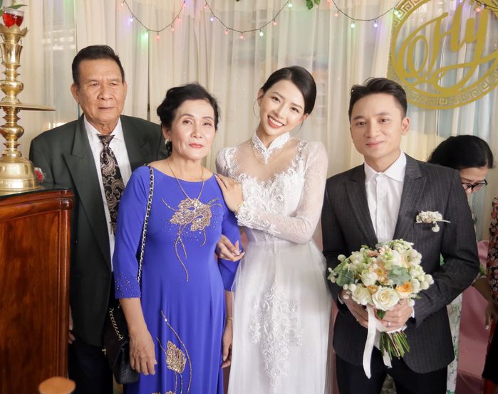 Vợ Phan Mạnh Quỳnh xinh đẹp như nàng thơ trong lễ cưới ở Nha Trang