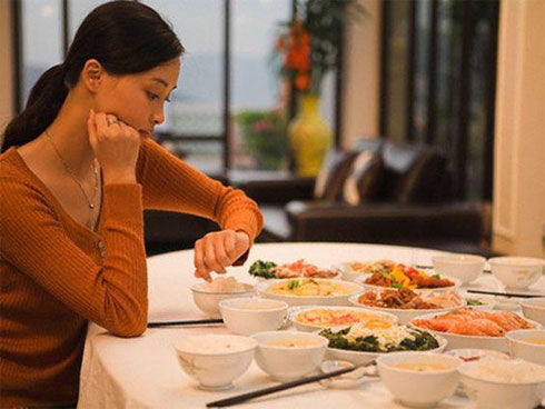 Xuất viện sau sinh, vợ được chồng mua hoa tới tặng vẫn quyết ly hôn