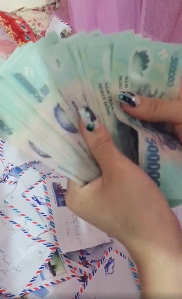 Cô dâu khoe bồ cũ mừng cưới cả xấp 500k, CDM xuýt xoa ấm túi rồi