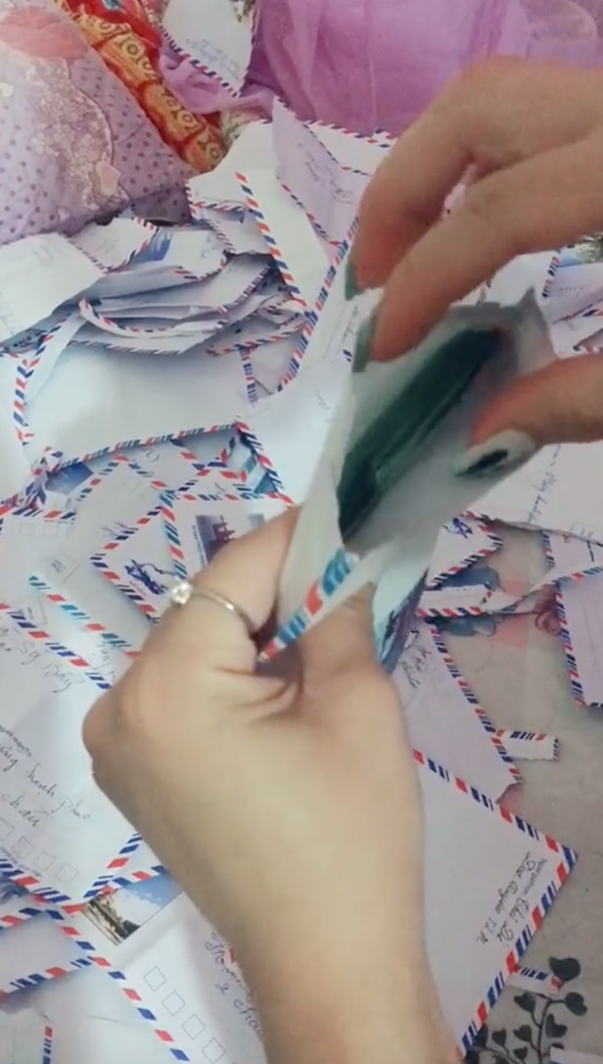 Cô dâu khoe bồ cũ mừng cưới cả xấp 500k, CDM xuýt xoa ấm túi rồi