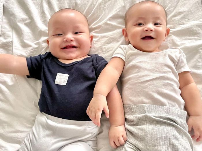 2 con Hồ Ngọc Hà tròn 6 tháng: Lisa điệu phải biết, Leon vẫn tấu hài