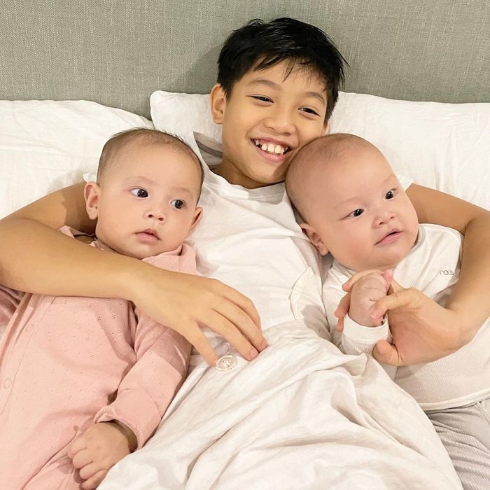2 con Hồ Ngọc Hà tròn 6 tháng: Lisa điệu phải biết, Leon vẫn tấu hài