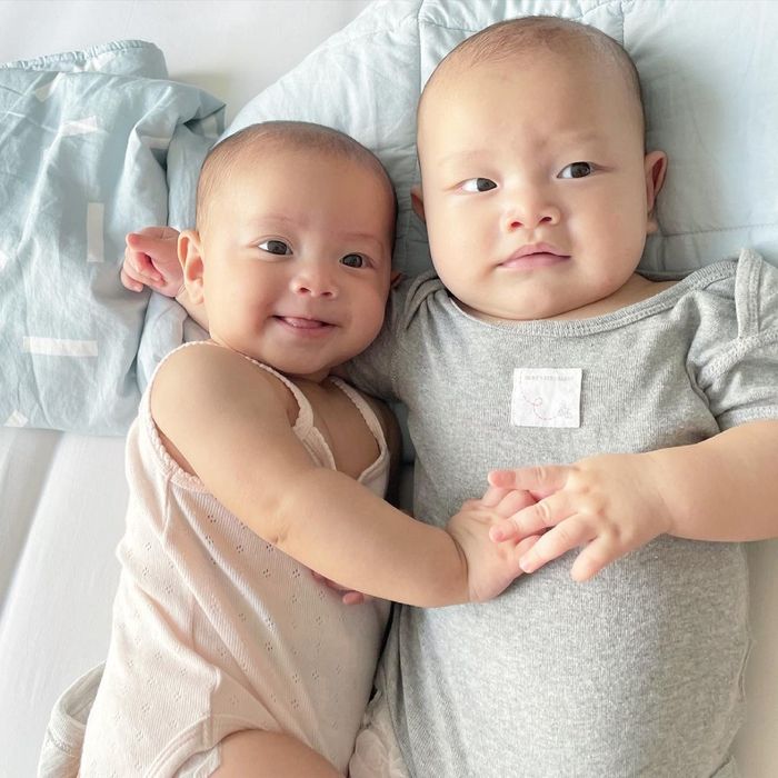 2 con Hồ Ngọc Hà tròn 6 tháng: Lisa điệu phải biết, Leon vẫn tấu hài