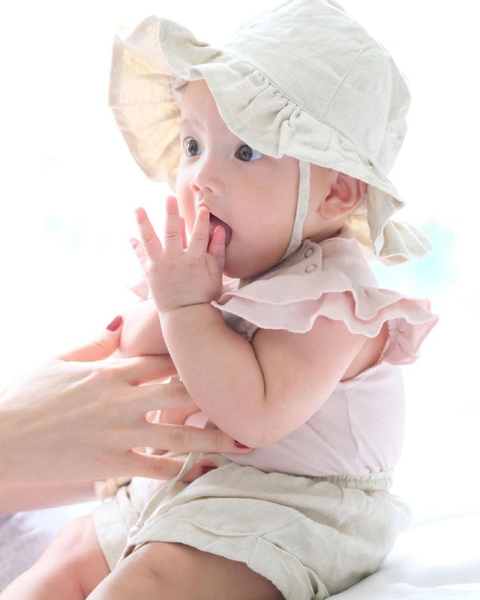 2 con Hồ Ngọc Hà tròn 6 tháng: Lisa điệu phải biết, Leon vẫn tấu hài