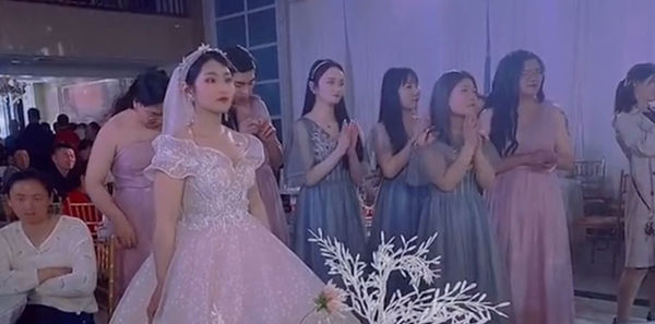 Không tìm đủ người, cô dâu gọi luôn 3 cậu bạn thân đến làm phù dâu